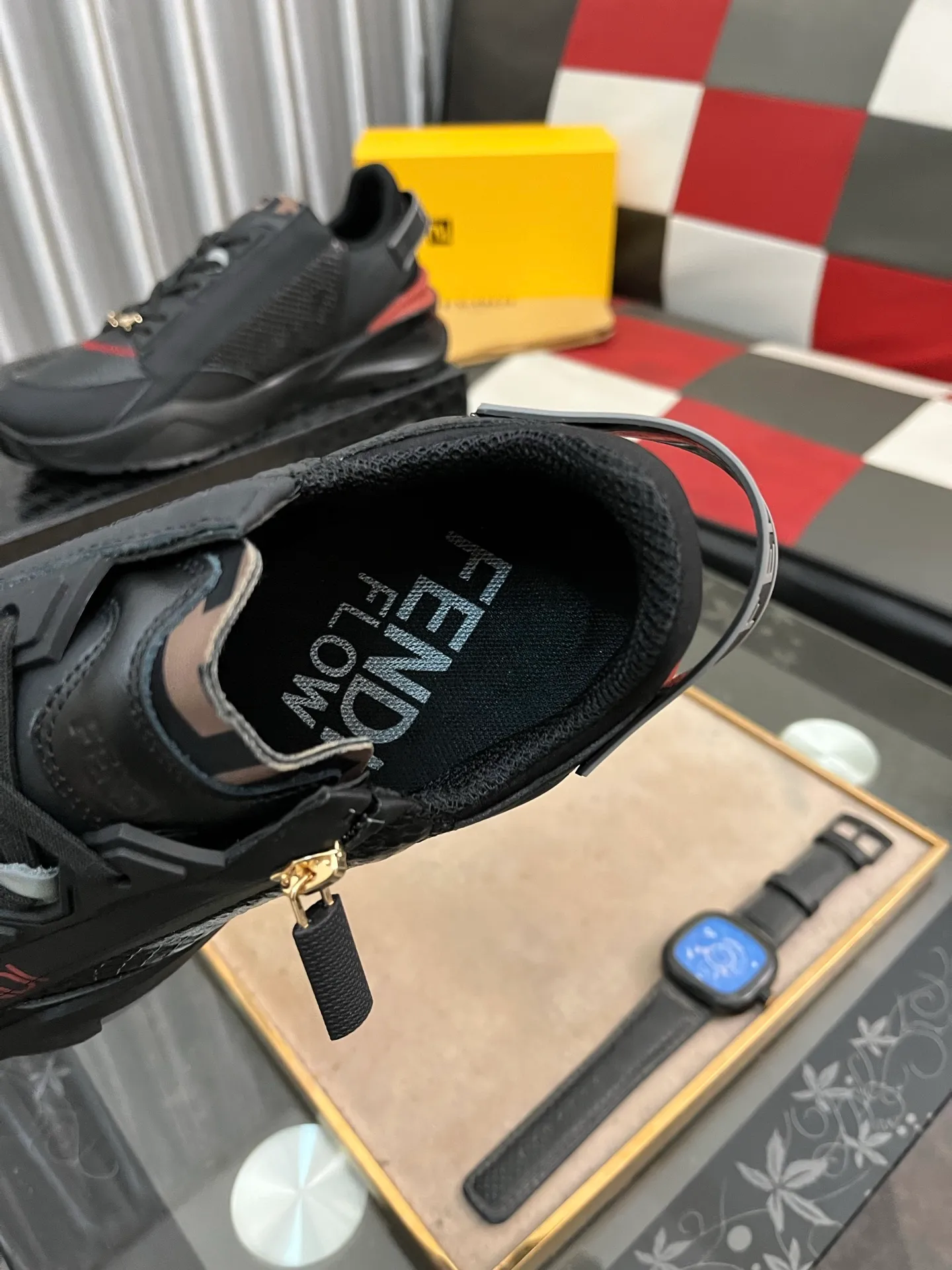 Men's Men's Shoes💰540⌚️⌚️【FENDI】FENDI high-tops are classic and comfortable for men. This complex sneaker is made of soft calfskin➕genuine leather lining➕original ultra-light rubber material with rough outsole. This unique and thin style is suitable for the casual and refined sensibility of this season. It is comfortable and natural on the feet. It is an everyday style for casual travel in autumn and winter! 38−444️⃣colors available